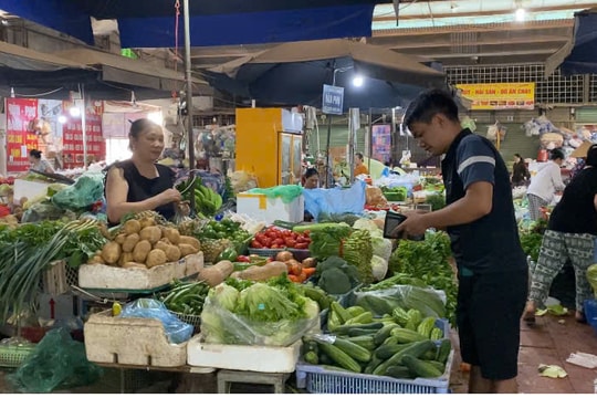 Giá rau xanh tại Hà Nội tăng đột biến sau bão Matmo