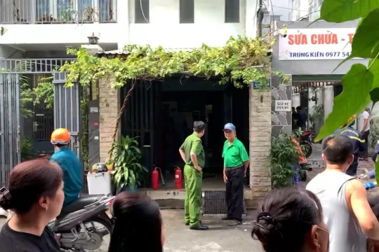 TP.HCM: Cháy lớn tại nhà 4 tầng, nghi do xì bình ga
