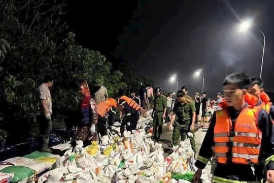 ​Bắc Ninh: Hàng nghìn người trắng đêm hộ đê, sơ tán 500 hộ dân khẩn cấp