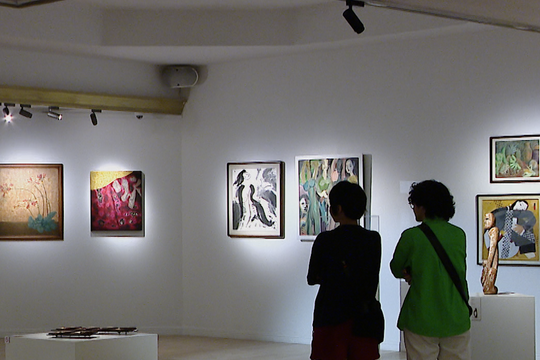 'Dạ lửa ': Tôn vinh nét đẹp người phụ nữ qua các tác phẩm hội hoạ