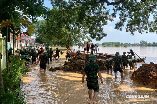 Quân dân đồng lòng đắp đê ngăn nước sông Cầu