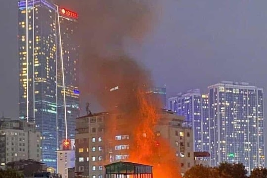 Hà Nội: Cháy nhà trong đêm ở phố Đê La Thành