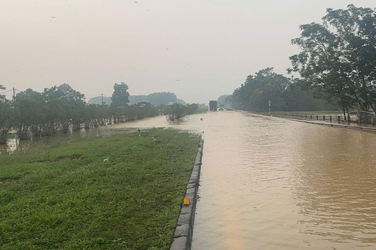 Cao tốc Hà Nội - Thái Nguyên ngập cục bộ, xe đi thế nào?