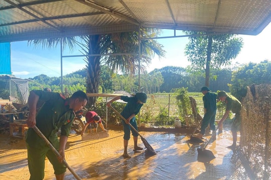 ​Bắc Ninh: Hàng trăm Công an xã và Cảnh sát cơ động dọn bùn đất, vệ sinh môi trường sau lũ