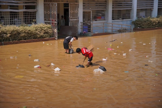 Đình chỉ nhân viên nhà ăn từ chối nhận đồ hỗ trợ cho sinh viên mắc kẹt trong lũ ở Thái Nguyên