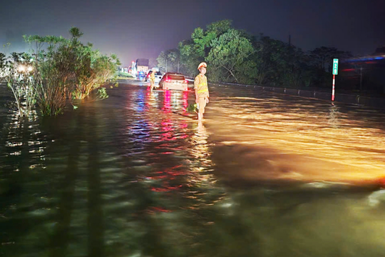 Hà Nội khuyến cáo phương tiện hạn chế lưu thông hướng đi Thái Nguyên do ngập sâu, cao tốc cũng bị ảnh hưởng
