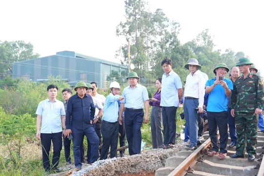 Chủ tịch Hà Nội yêu cầu ưu tiên hỗ trợ người yếu thế, bảo đảm mọi người dân vùng lũ có nơi ở an toàn và đủ điều kiện sinh hoạt