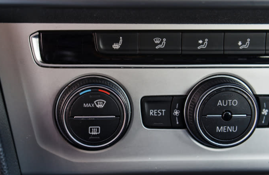 Kính xe mờ sương mãi không tan: Cách xả sương đúng chuẩn ít tài xế biết