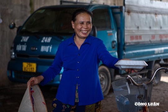 Chính quyền vượt lũ tiếp tế, bảo đảm người dân vùng ngập không thiếu ăn