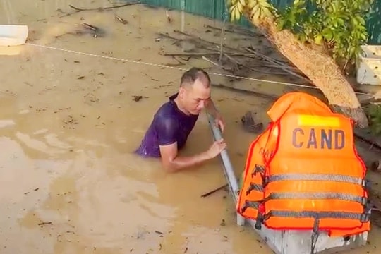 Bắc Ninh: Phó trưởng công an xã lặn xuống dòng nước lũ phá khóa cứu hai mẹ con bị mắc kẹt