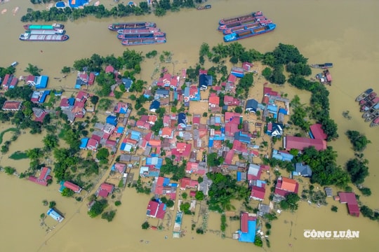 Vùng “rốn lũ” Hà Nội vẫn ngập sâu dù nước đã bắt đầu rút