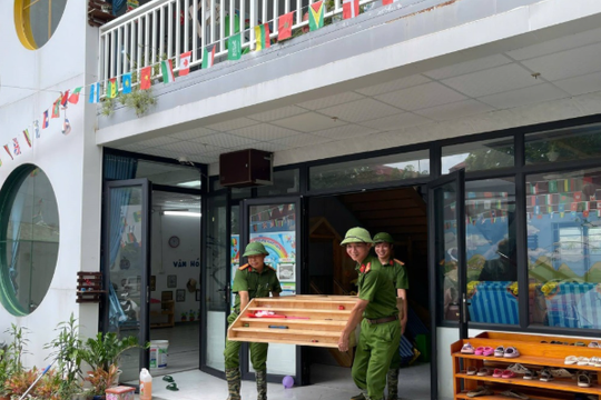 Công an xã ở Hà Nội hỗ trợ người dân trở về nhà, ổn định cuộc sống sau mưa lũ