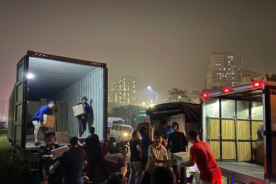 Đường sắt vận chuyển miễn phí hàng cứu trợ bà con vùng lũ