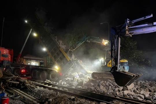 Hà Nội: Xuyên đêm khắc phục sự cố sạt lở nền đường sắt qua xã Trung Giã