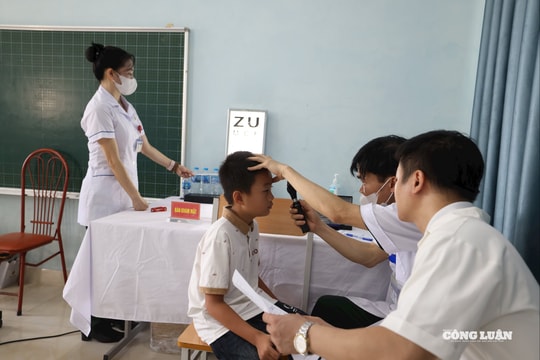 'Vượt' bão gió, mang trăng đến đảo xa