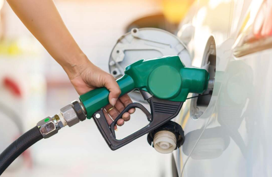 Xe gặp sự cố khi đổ nhầm dầu diesel vào động cơ xăng, xử lý ra sao?