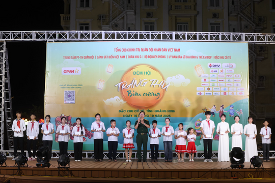 'Trăng thu biên cương' trao gần 3 tỷ đồng học bổng và quà tặng cho trẻ em vùng khó khăn