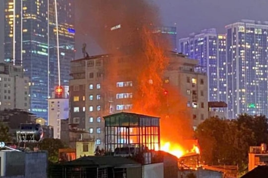 Vụ cháy lớn tại phố Đê La Thành: Khởi tố chủ nhà đốt rác trên tầng thượng