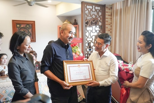 Đạo diễn Bùi Thạc Chuyên nhận bằng khen nhờ phim 'Địa đạo'