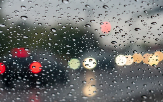 Bí mật đằng sau công nghệ lớp phủ chống mưa trên kính xe