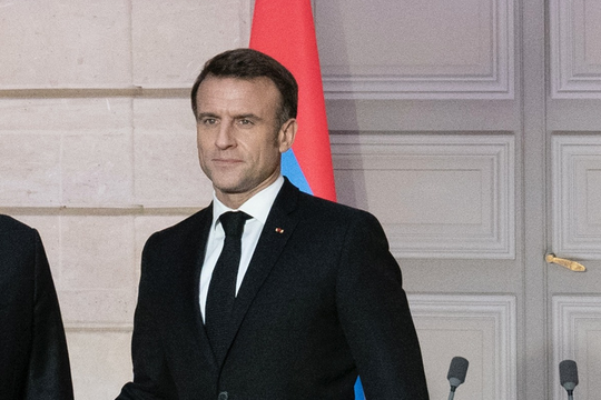 Tổng thống Pháp tuyên bố tiếp tục tại vị giữa lời kêu gọi từ chức