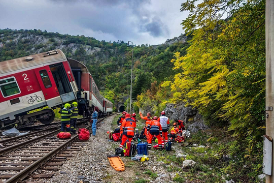 Tàu tốc hành đâm nhau ở Slovakia, ít nhất 20 người bị thương