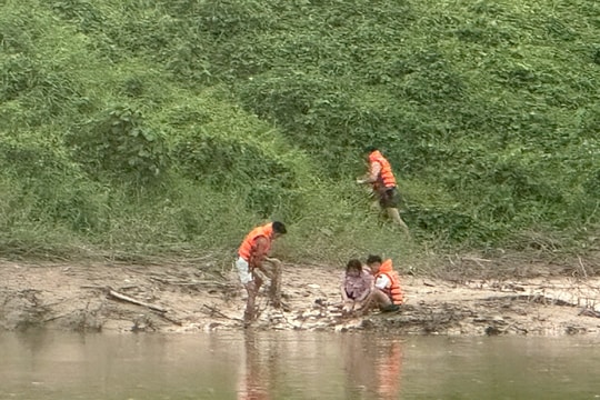 Quảng Ngãi: Công an bơi qua sông cứu người phụ nữ nhảy cầu tự tử