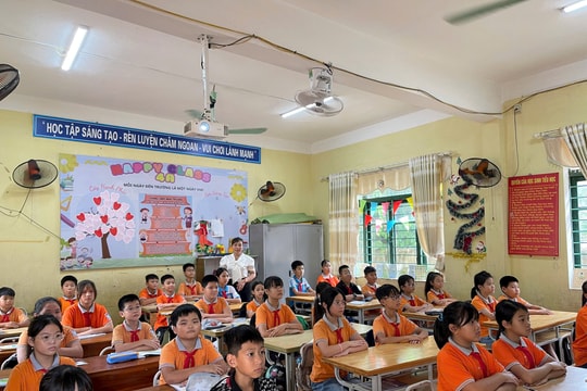 Học sinh vùng lũ tựu trường ngày đầu tiên