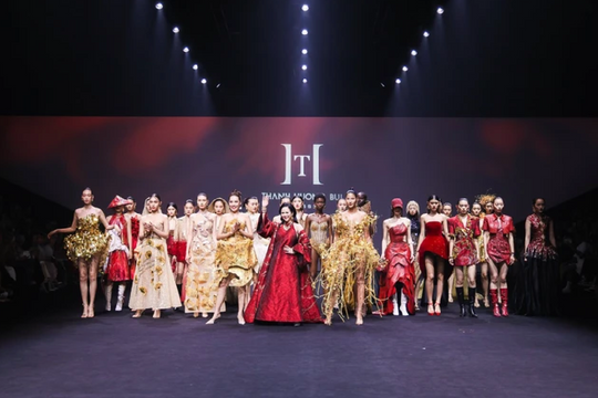 NTK Thanh Hương Bùi gây ấn tượng tại Tuần lễ Thời trang Thượng Hải