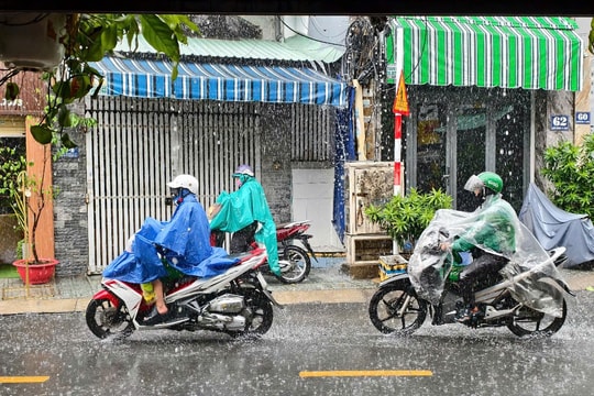 Dự báo thời tiết ngày 15/10: TP HCM mưa diện rộng về chiều và tối