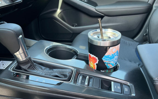 Nhiều người mua ô tô bực dọc với thiết kế khay để cốc hiện nay, vì sao?