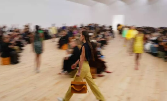 Gucci, Chloé, Loewe bị phạt 183 triệu USD vì thao túng giá