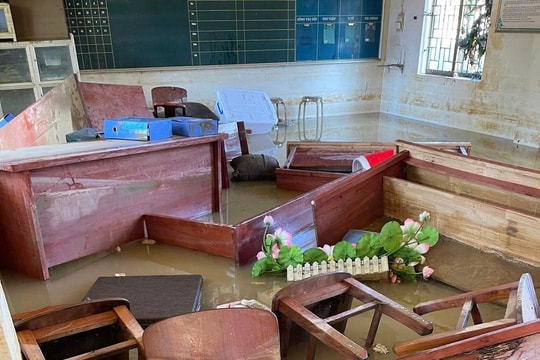 Thầy trò vùng lũ mong những bàn tay chung sức dựng lại mái trường