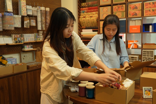 Quà tặng 20/10: Nhu cầu tăng cao, cửa hàng tất bật đóng đơn phục vụ khách