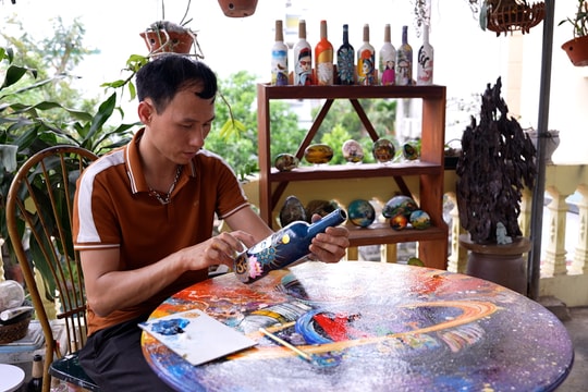 Thầy giáo tái sinh vỏ chai thành kiệt tác