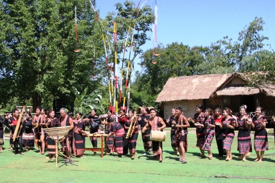 Tái hiện lễ cúng giọt nước của đồng bào Ba Na tại Làng văn hóa