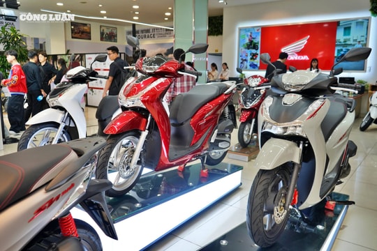 Honda Việt Nam thay dầu miễn phí ô tô, xe máy ở vùng bão lũ