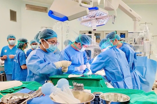 Vượt rào cản nhóm máu, mẹ hiến gan cứu con gái 17 tuổi