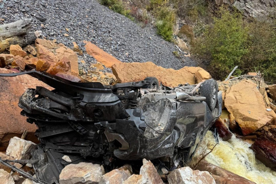 Tài xế Ford F-150 sống sót kỳ diệu sau cú rơi 300 mét