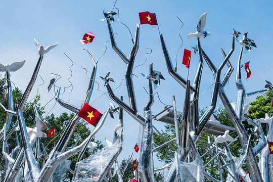 Nghệ sĩ Tia-Thủy Nguyễn sắp ra mắt tác phẩm nghệ thuật công cộng ‘Kết đoàn’