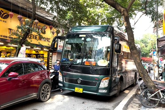 Phố cổ Hà Nội lại ùn tắc sau 6 tháng thí điểm cấm xe trên 16 chỗ vào giờ cao điểm