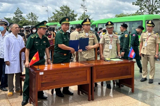 Tiếp nhận 7 công dân Bắc Ninh có hoạt động lừa đảo trực tuyến ở Campuchia về nước