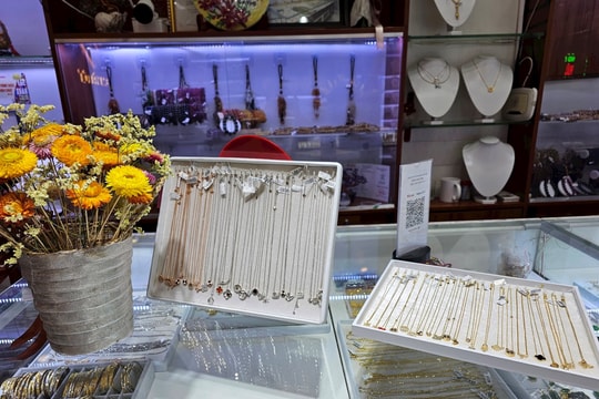 Giá vàng chạm 150 triệu đồng/lượng, quà bình dân 'lên ngôi' dịp 20/10