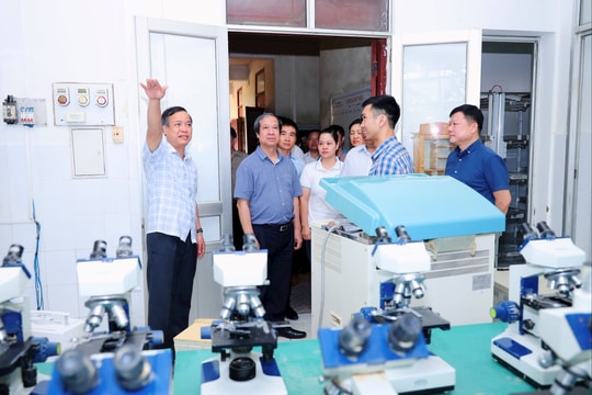 Bộ trưởng Nguyễn Kim Sơn yêu cầu cấp đủ 3.600 bộ sách giáo khoa còn thiếu cho học sinh Thái Nguyên