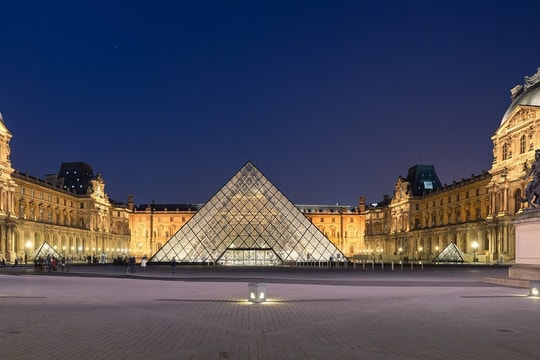 Bảo tàng Louvre bị trộm trang sức 'vô giá' trong vụ đột kích 7 phút