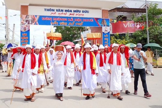 Rộn ràng lễ rước y trang trong lễ hội Katê