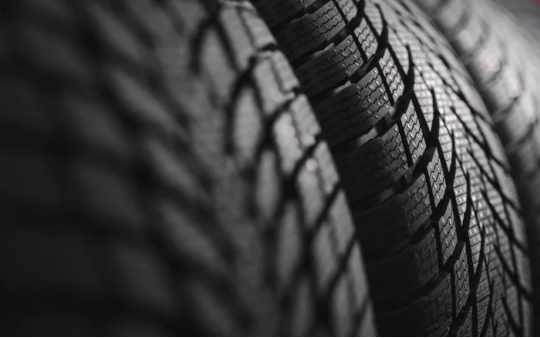Độ mòn của lốp ảnh hưởng thế nào đến quãng đường phanh?