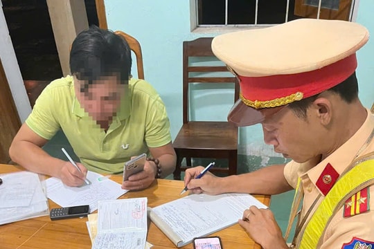 Quảng Ngãi: Tài xế xe khách 16 chỗ cố tình vượt ẩu trên Quốc lộ 14