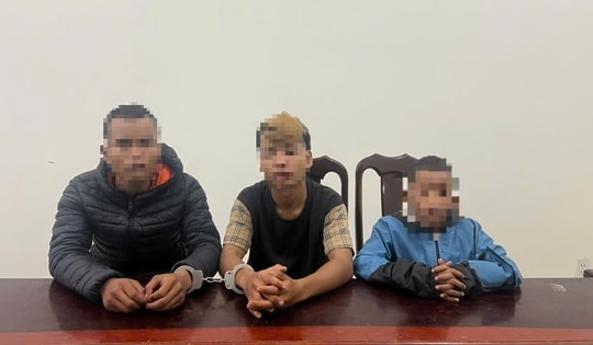 Nhóm thanh thiếu niên táo tợn dùng dao khống chế chủ nhà, cướp tài sản