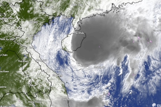 Bão số 12 tiến gần Trung Bộ, cách Đà Nẵng khoảng 420km, gió giật cấp 12
